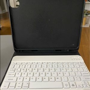 Newest I pad cover with Bluetooth keyboard